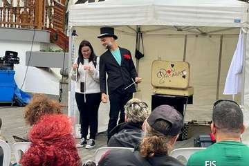 Don Garabato sortea la lluvia para hacer reír a los niños de Telde/FJS Fotografía.